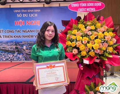 Điều hành công ty Măng Travel vinh dự nhận bằng khen