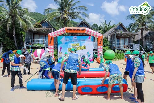 Tour du lich team building trên bãi biển cùng Măng Travel