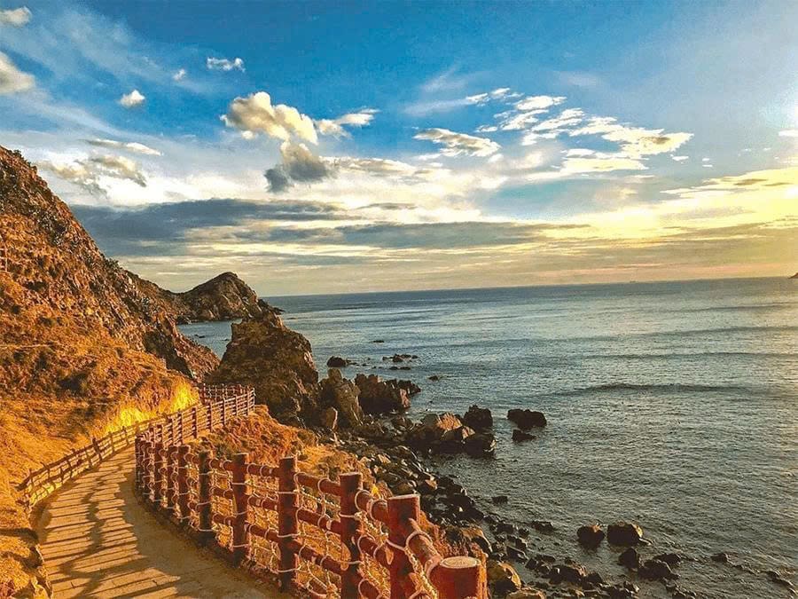 Khung cảnh Eo Gió khi đón nắng