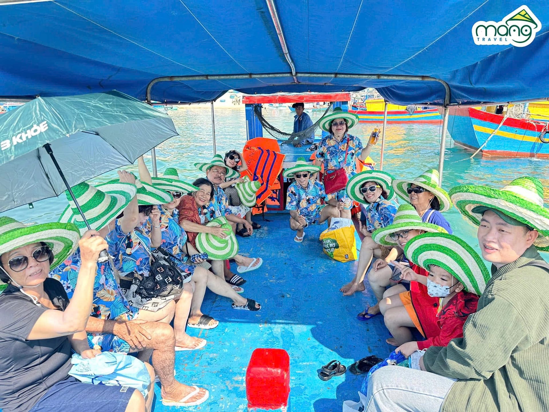 Quý khách di chuyển bằng cano để chạm gần hơn vẻ đẹp trong trẻo của Hòn Khô.